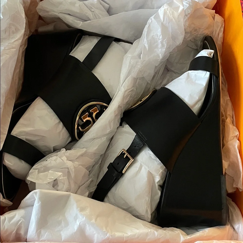 Tory Burch Perfect Black/Gold Metal Miller 65mm Wedge Veg Leather Sandal 8 NIB